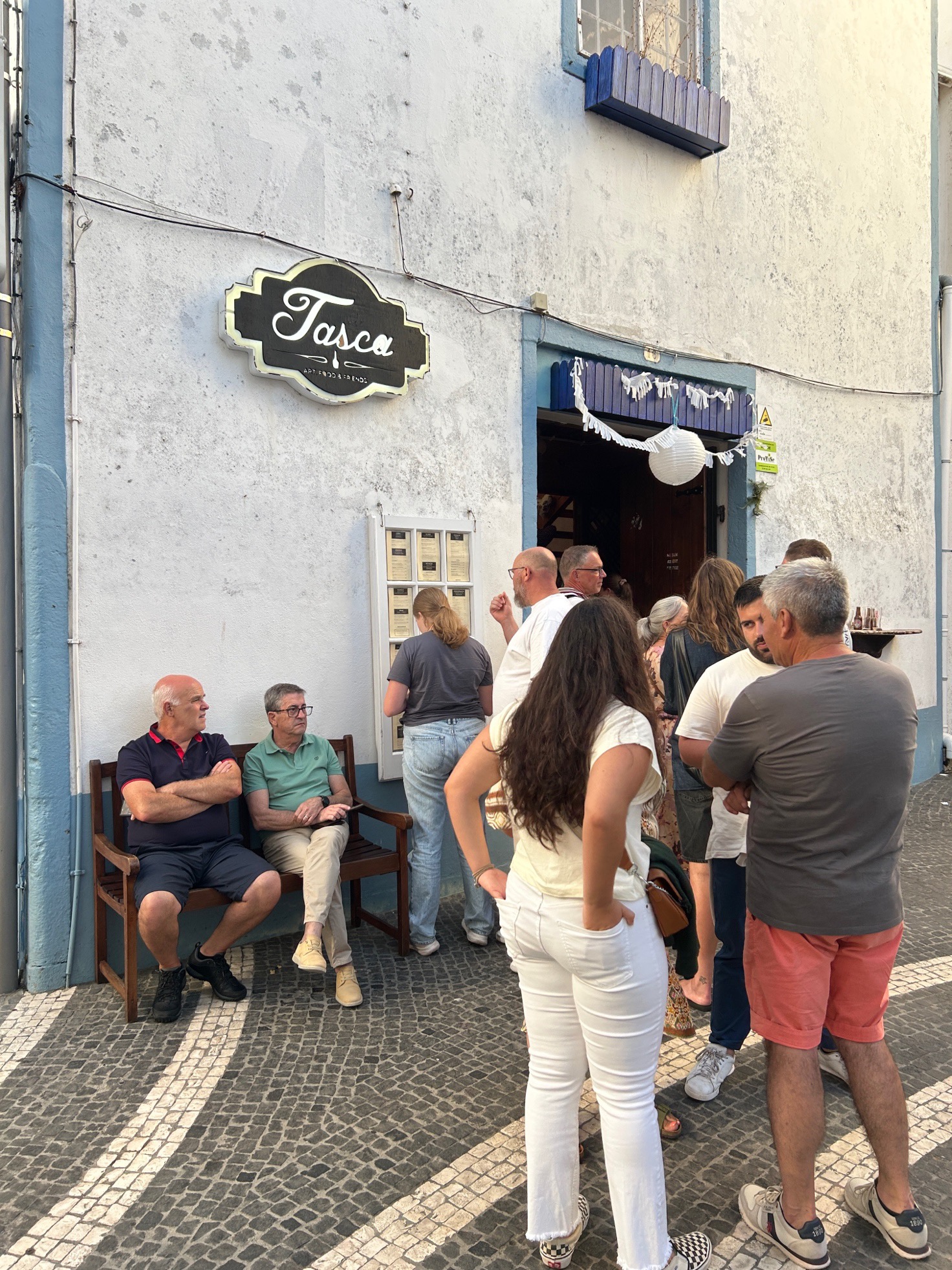 Coda fuori dal ristorante  A Tasca