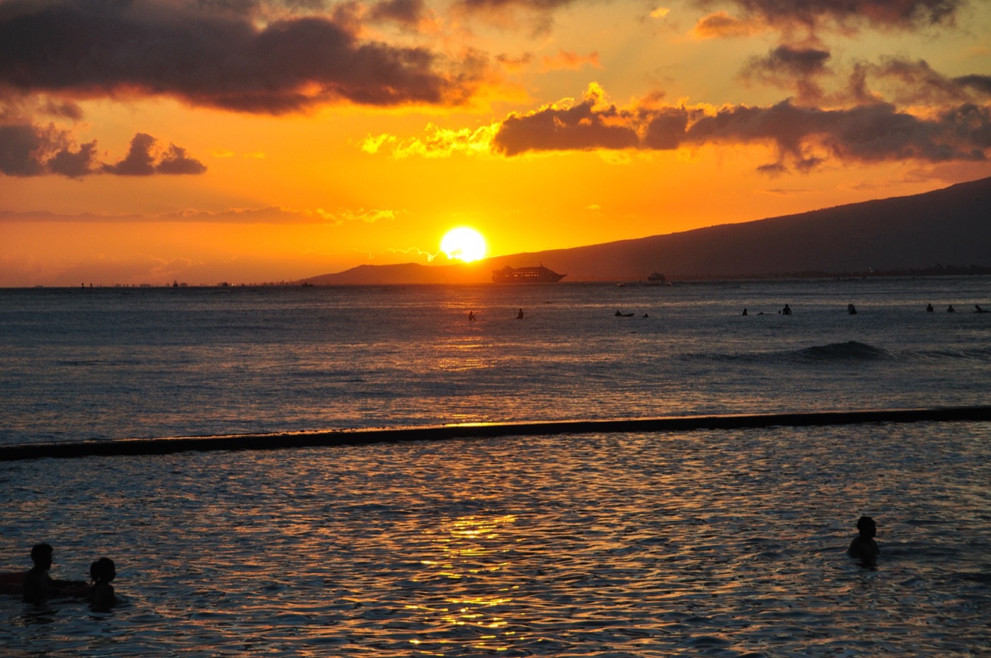 Tramonto sulla spiaggia di Honolulu