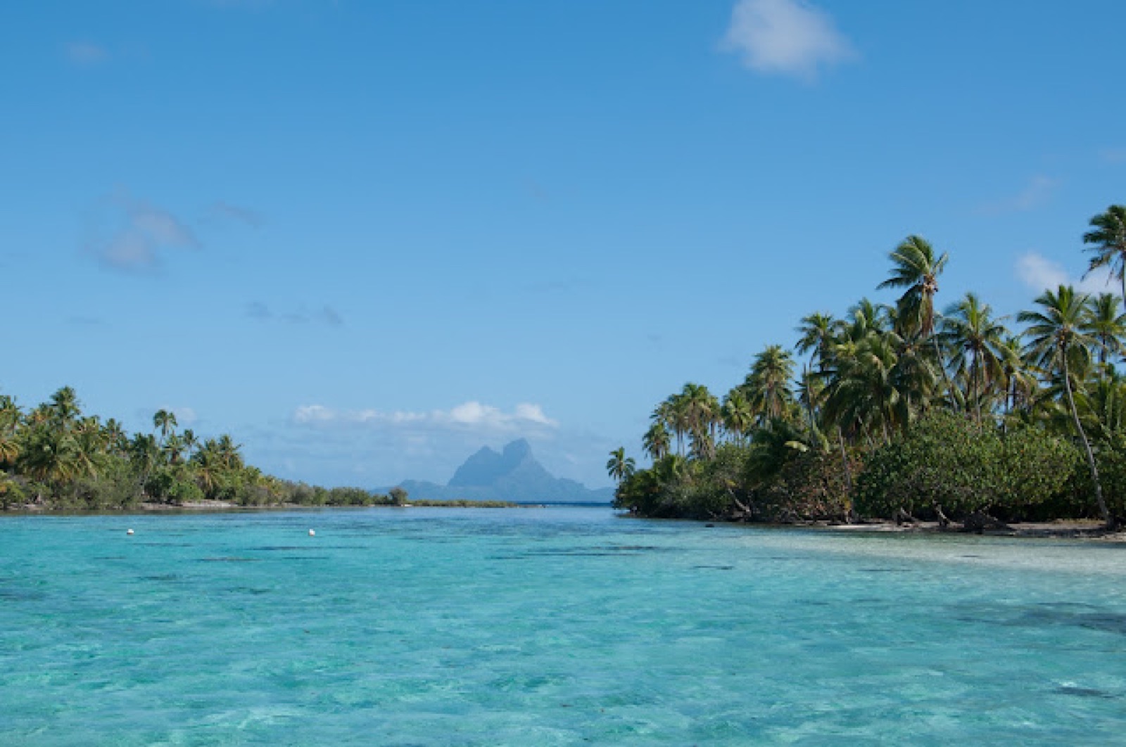 Pass con Bora Bora sullo sfondo