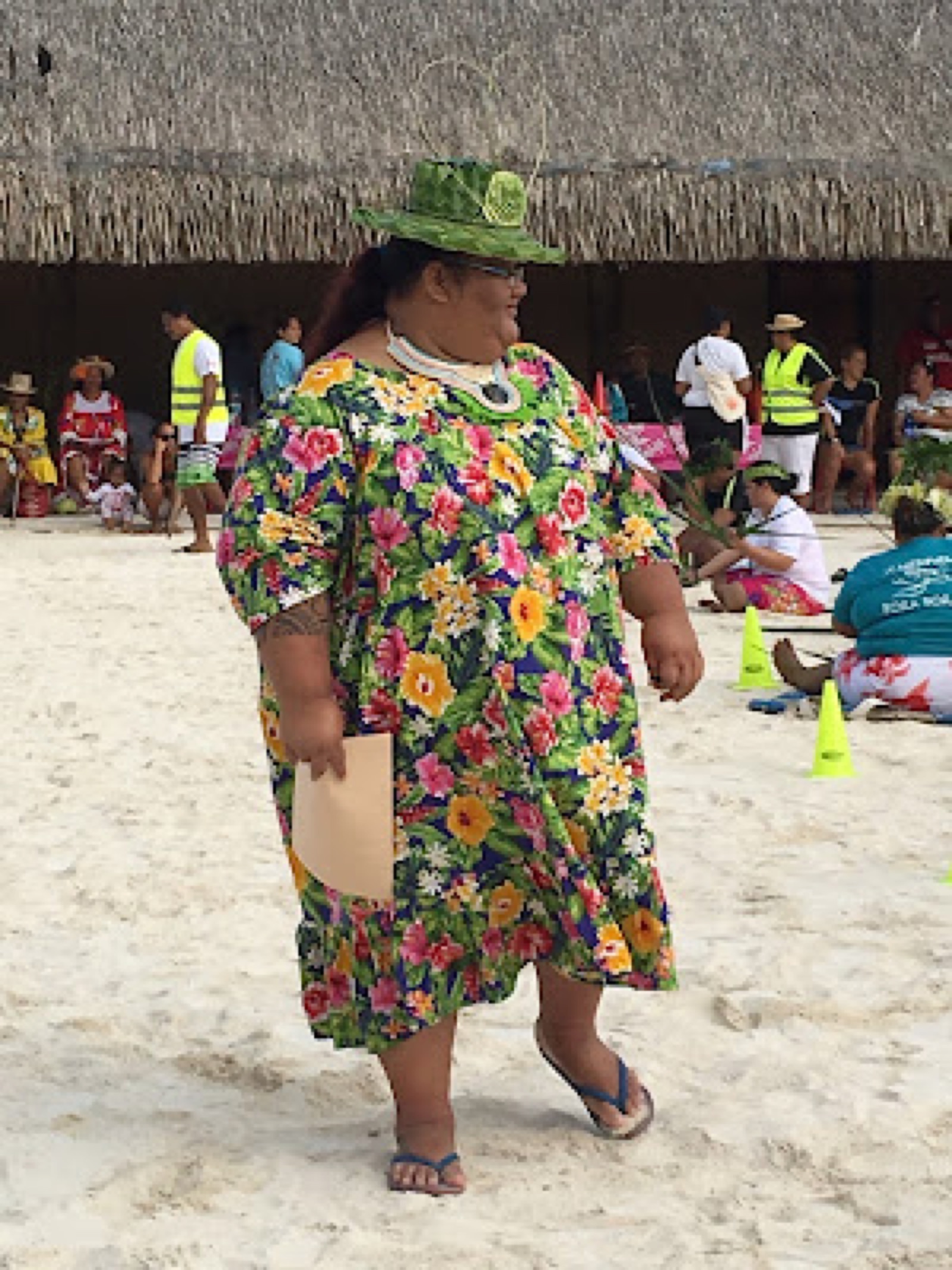 La signora con lo splendido cappellino verde, si è diligentemente mangiata ben più di un assaggio di tutti i piatti di poisson cru!