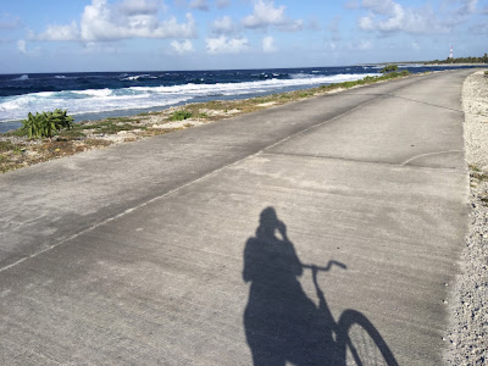 Verso Tiputa sulla strada che costeggia l'oceano aperto