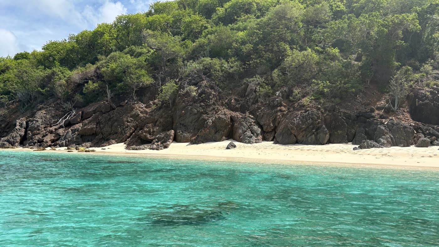 Navigando in gommone lungo la baia a Guana Island