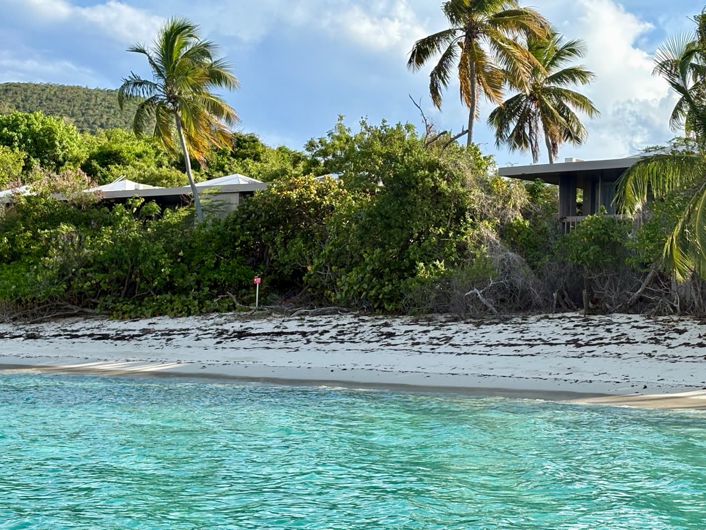 Spiaggetta con quel che resta del Caneel Bay Resort